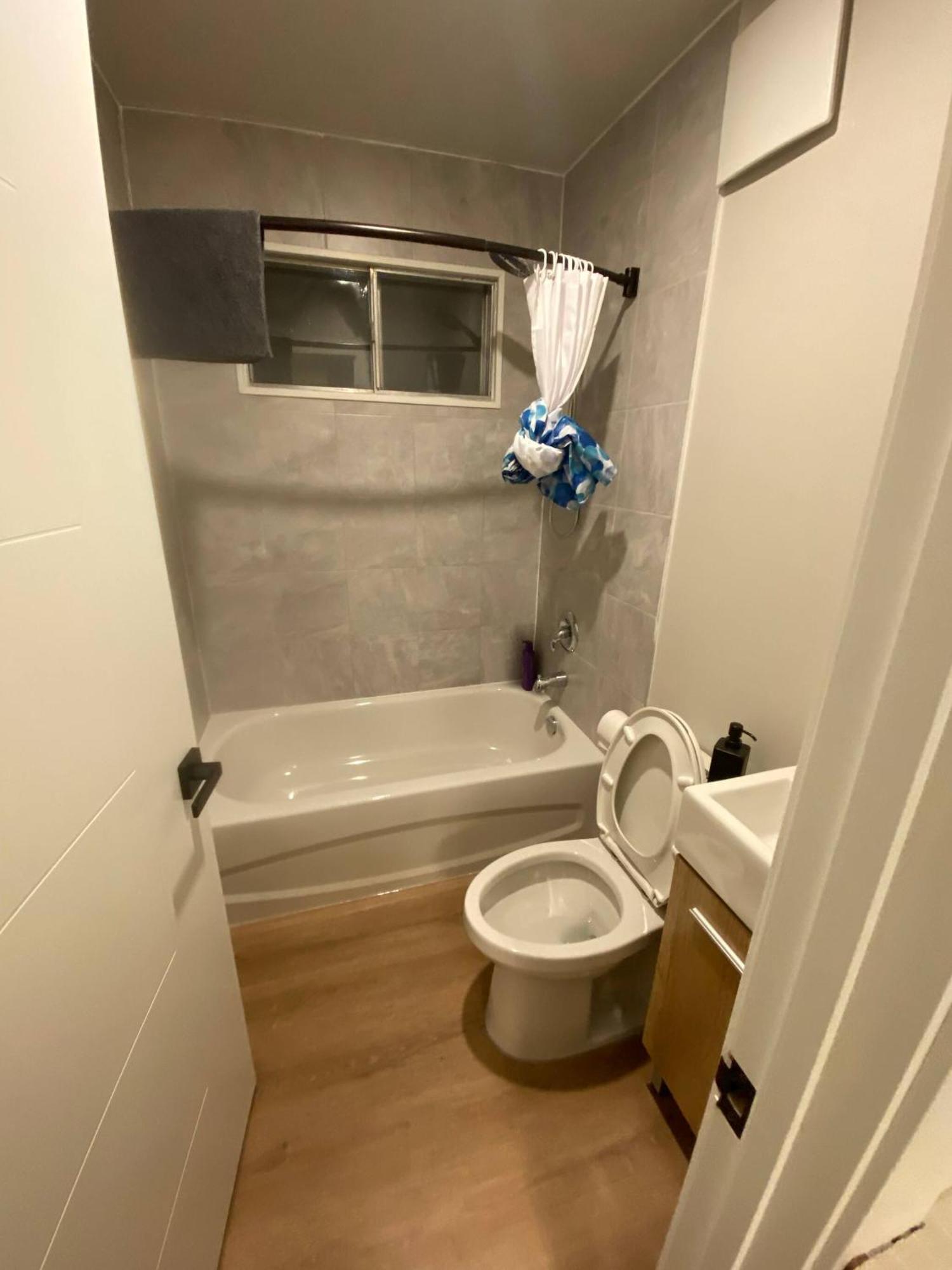 Central 2Br Near Unveristy And Whyte Ave エドモントン エクステリア 写真